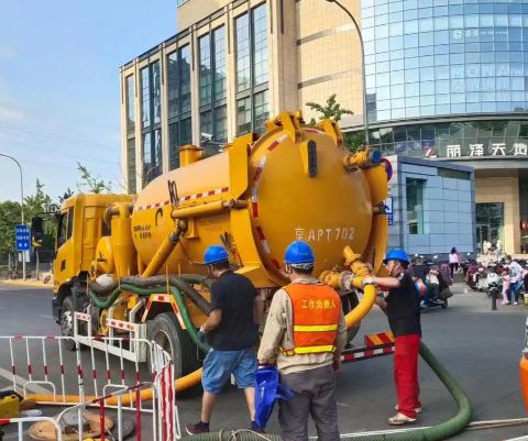 万宁老城区的管网老化，清理时有哪些特别的难点？