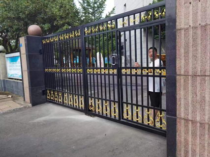 西宁铁艺护栏 锌钢交通护栏加工定制