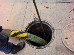 诸暨清理化粪池，提前问清是否含排污管冲洗，更省心。