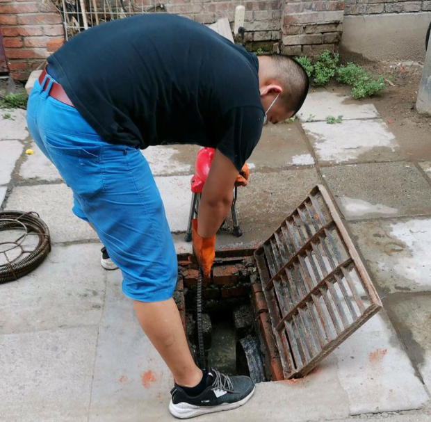 新吴区马桶冲水回流，是不是管道堵塞问题？