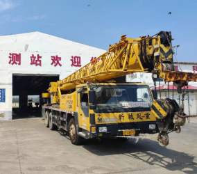 汽车吊的特点是什么？它们适合哪些工程项目？