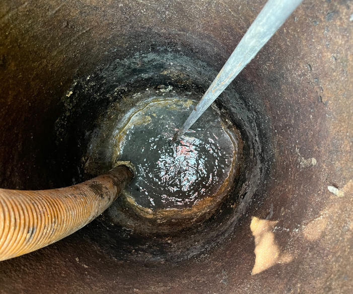 新吴区厕所常年潮湿积水，是管道堵塞吗？