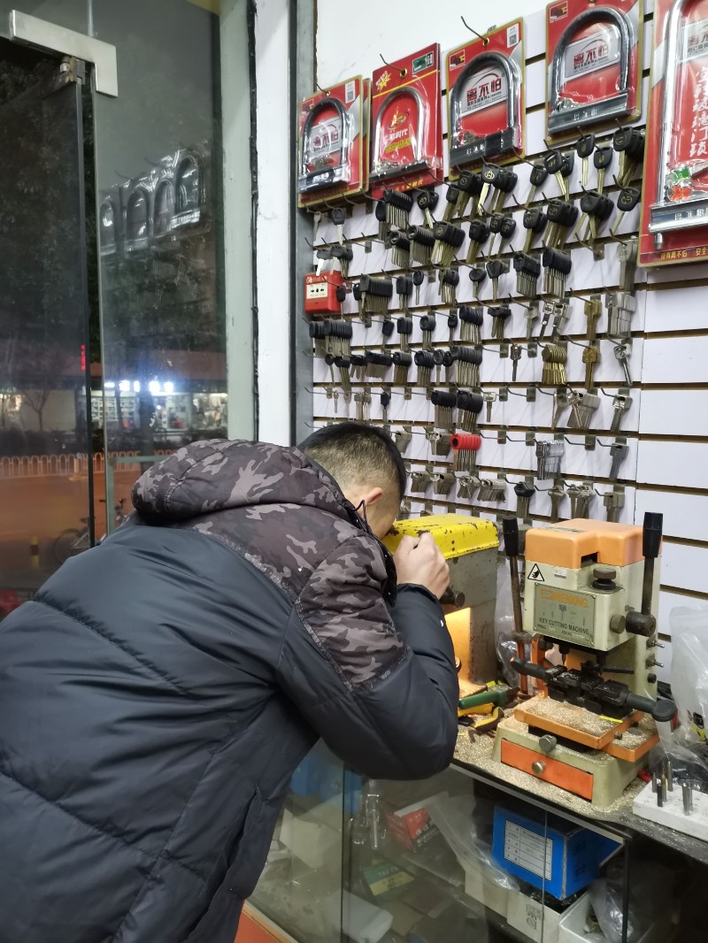 酒泉车子停路边钥匙锁车内可以上门救援吗？