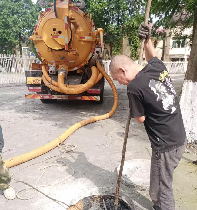 都江堰清理化粪池和管道的方法-- 都江堰市万通管道疏通服务部 